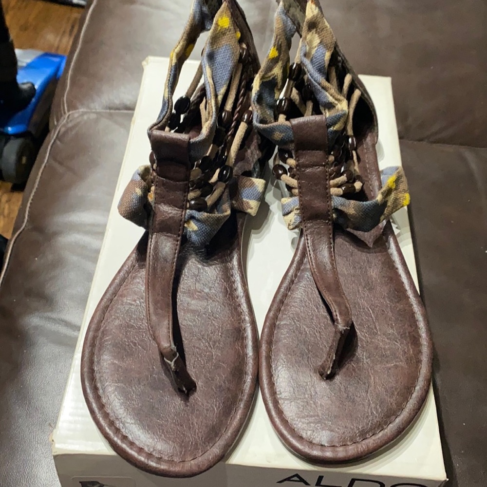 Used also sandal damaged box